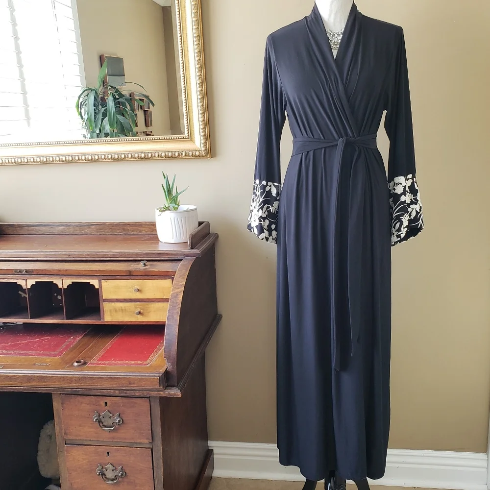 Soma Floral Embroidered Intrigue Long Robe Black and White Size Small /